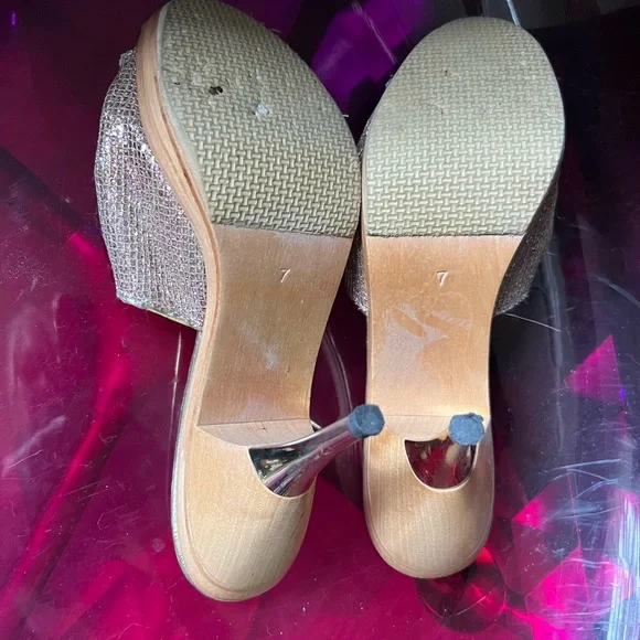 Betsey Johnson Polly rose gold slides, worn a couple of times✨ - Picture 3 of 8